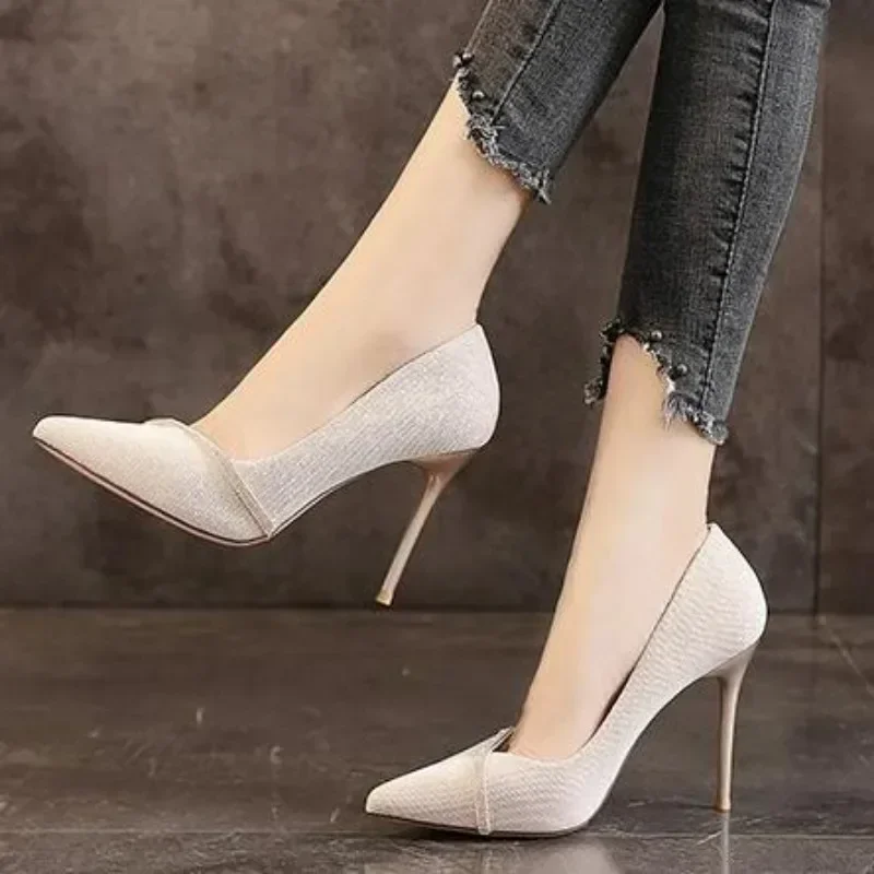 Chaussures pointues à talons aiguilles hauts avec détails strass – Image 2