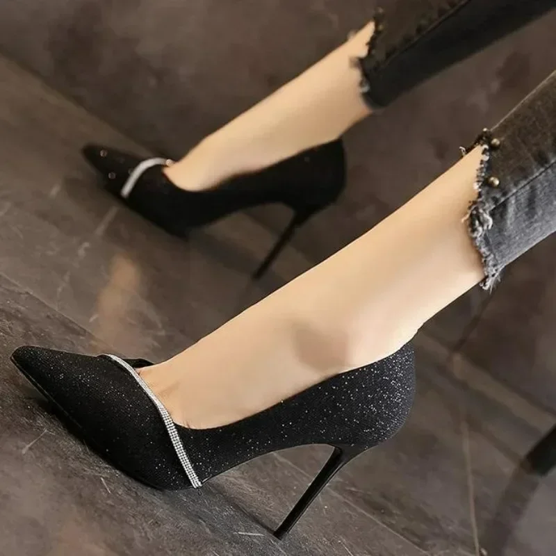Chaussures pointues à talons aiguilles hauts avec détails strass – Image 4