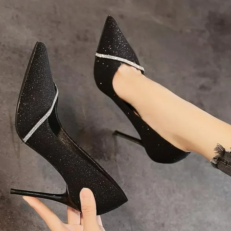 Chaussures pointues à talons aiguilles hauts avec détails strass – Image 6