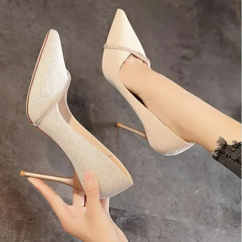 Chaussures pointues à talons aiguilles hauts avec détails strass – Image 3
