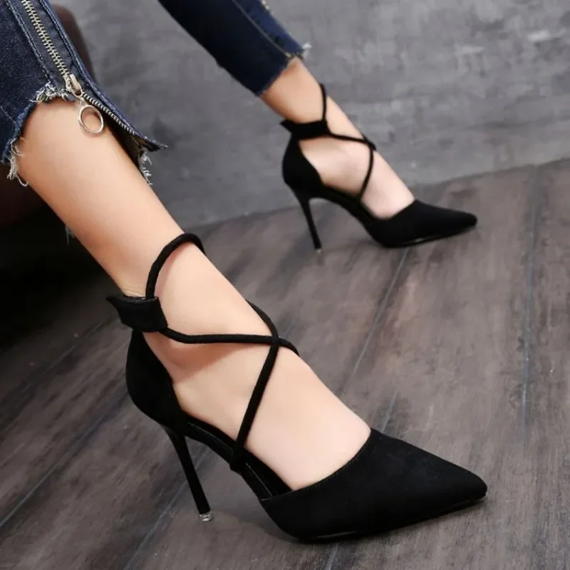 Chaussures à talons hauts fins à lanières croisées en daim – Image 4