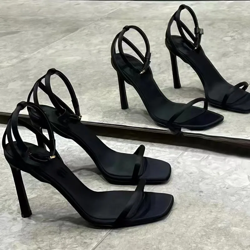 Chaussures ouvertes élégantes à talons hauts à bout carré