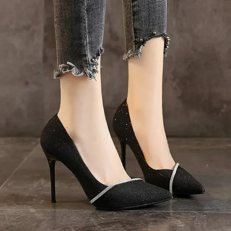 Chaussures pointues à talons aiguilles hauts avec détails strass – Image 5