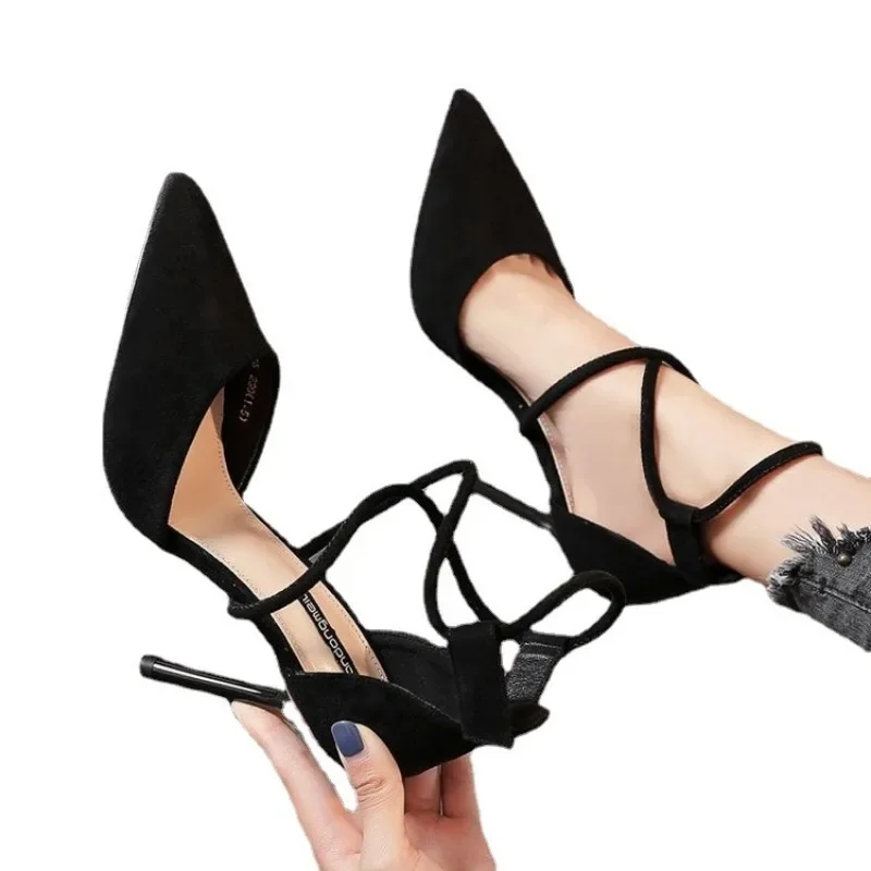 Chaussures à talons hauts fins à lanières croisées en daim – Image 5