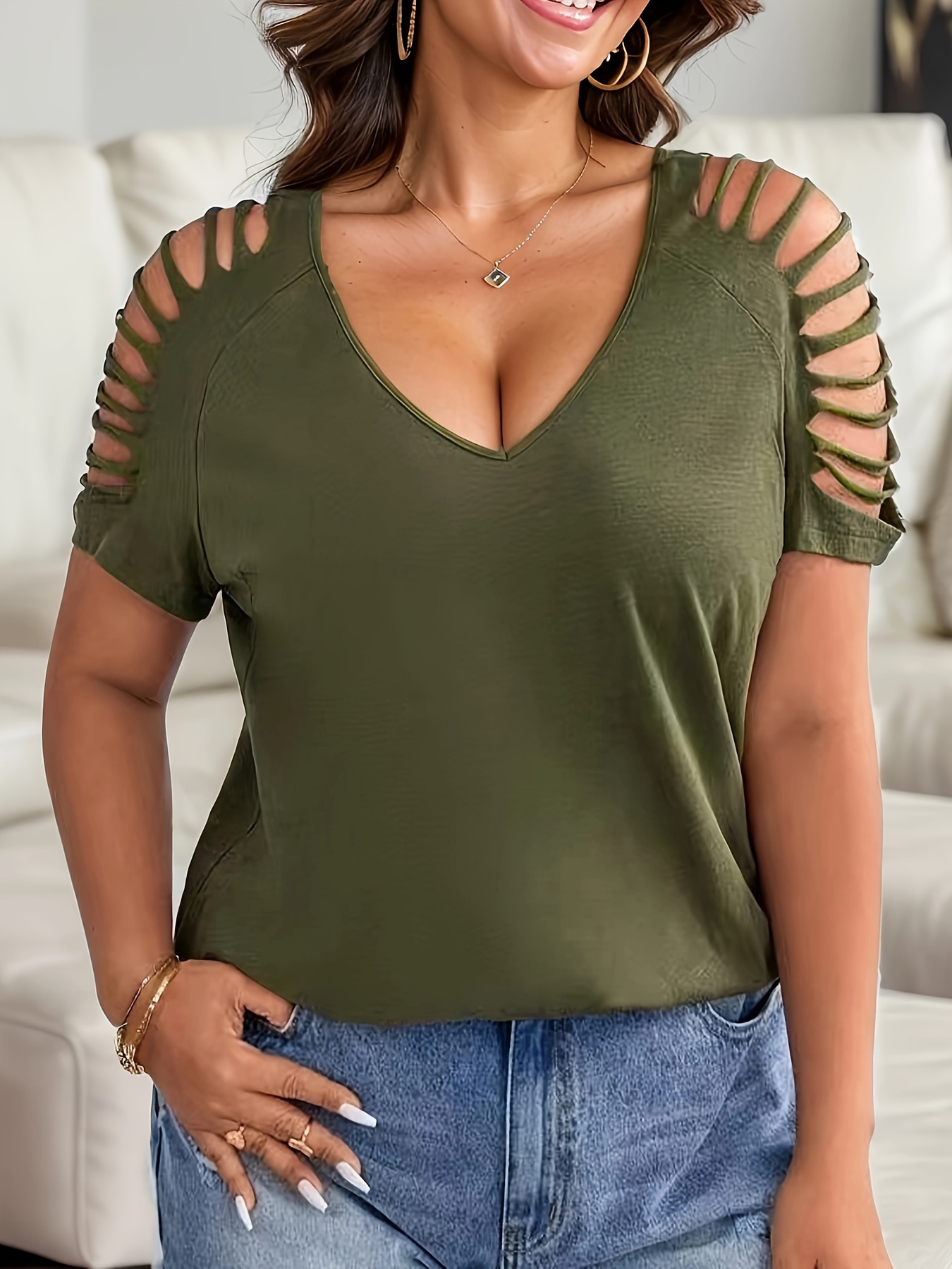 Top chic à col V à manches courtes avec détail de découpe – Image 2