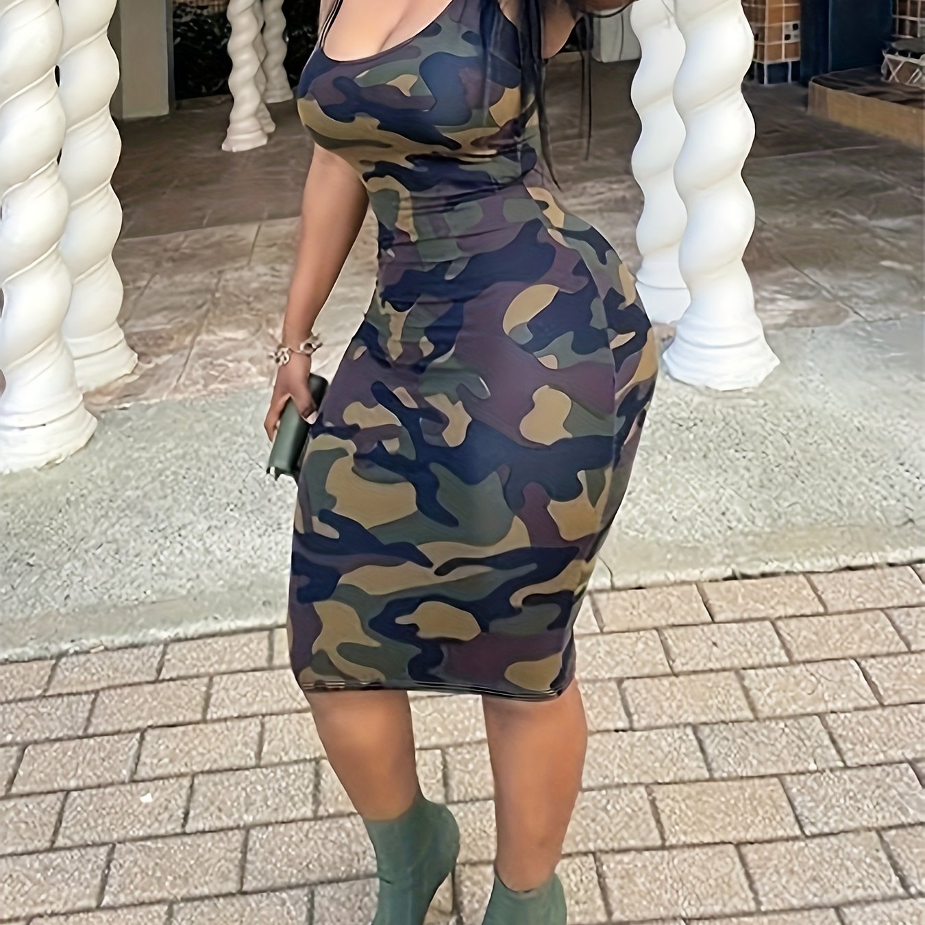 Robe moulante extensible à imprimé camouflage sans manches