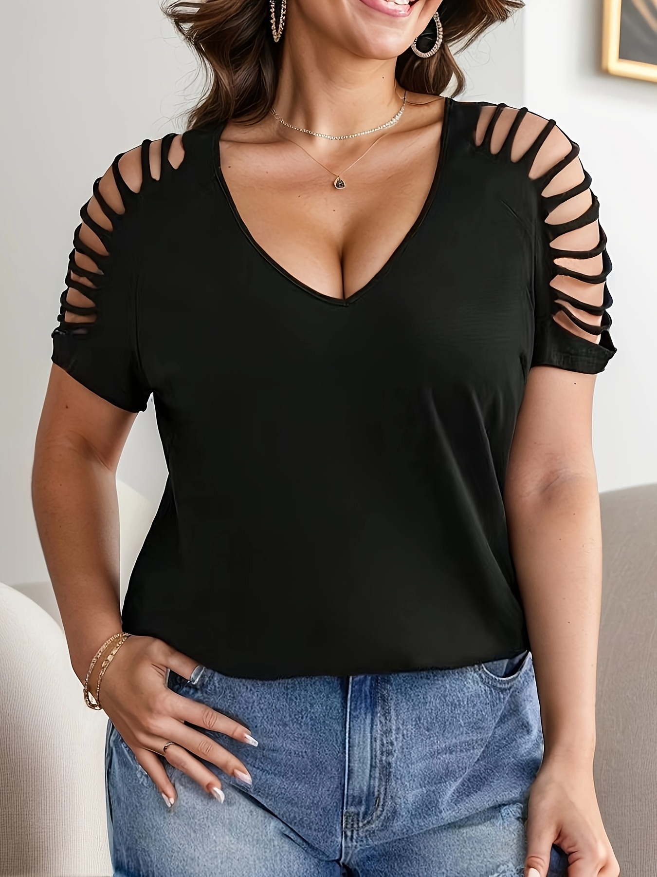 Top chic à col V à manches courtes avec détail de découpe