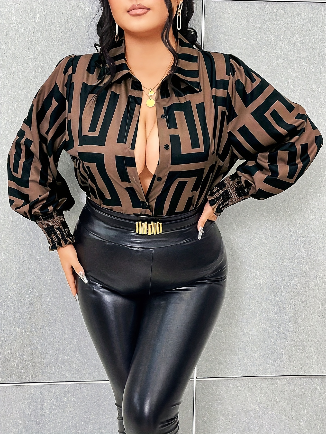 Chemise boutonnée à manches longues imprimé géométrique – Image 6
