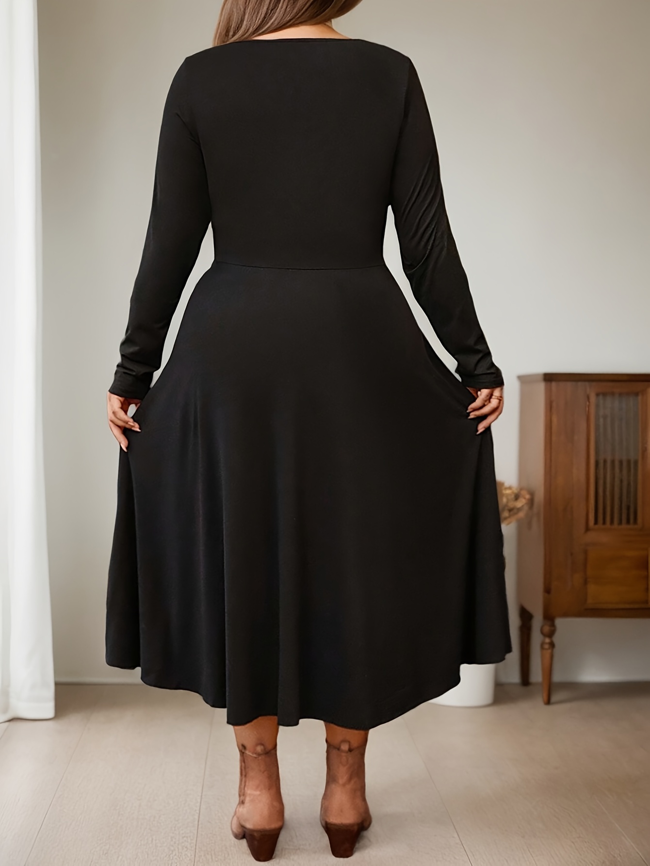 Robe ajustée & évasée avec ourlet trapèze à carreaux à manches longues – Image 5