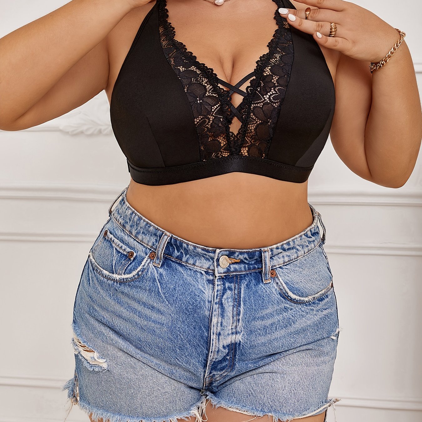 Soutien gorge érotique à licou bretelles croisées avec coutures en dentelle & détails papillon