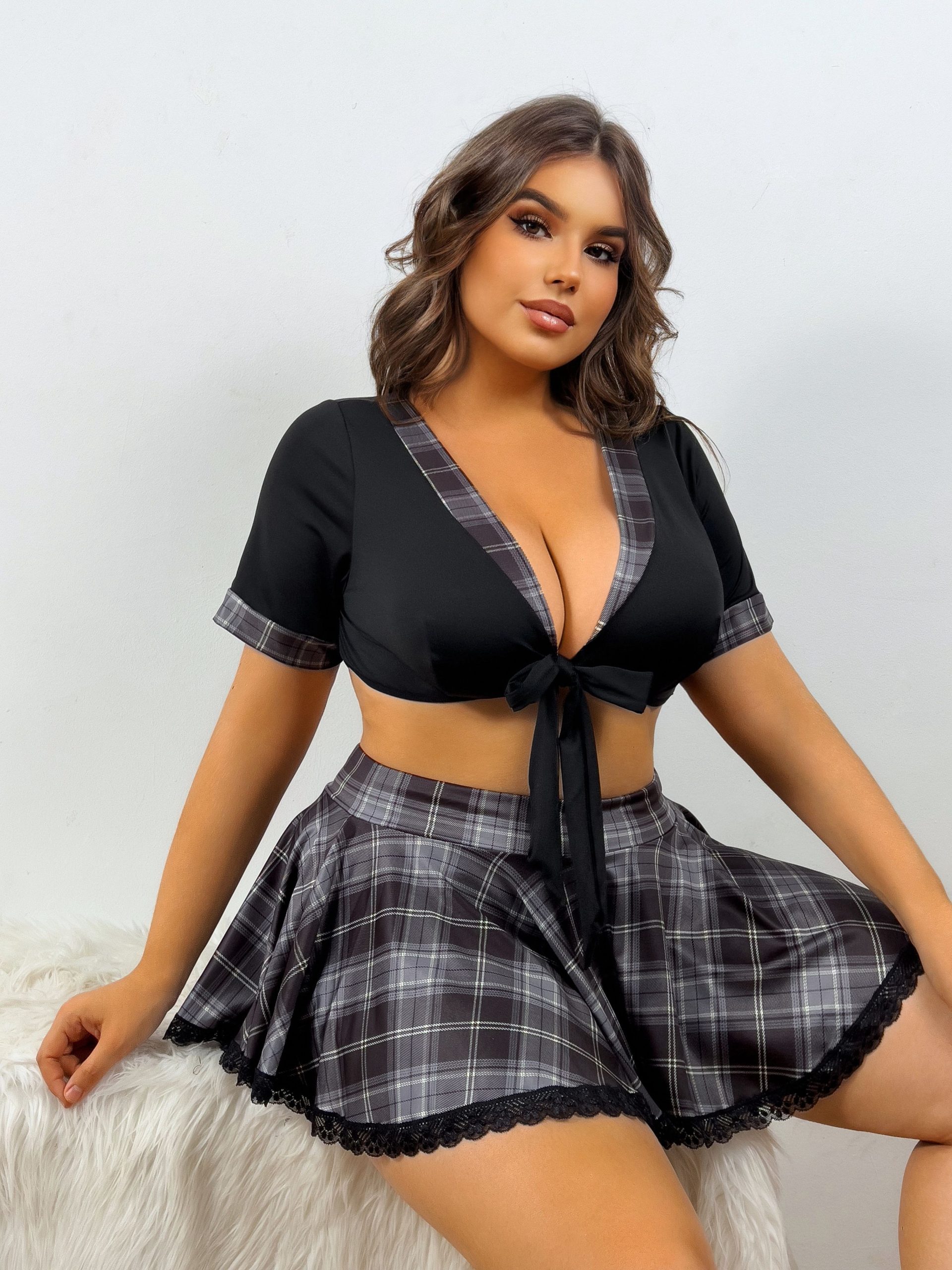 Ensemble de lingerie sexy à carreaux avec soutien léger, un string taille mi-haute & sa jupe en polyester tricoté
