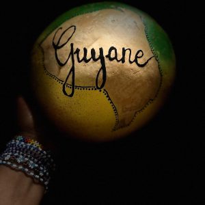 Calebasse "Guyane" en cursive, mettant en valeur la Guyane française.