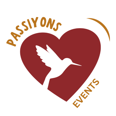 Logo représentant un cœur rouge avec, à l'intérieur, la silhouette d'un colibri blanc. Le mot PASSIONS s'inscrit en courbe au-dessus du cœur, et EVENTS en courbe en dessous, tous deux en lettres dorées. Une ligne courbe dorée forme un arc au-dessus du cœur.